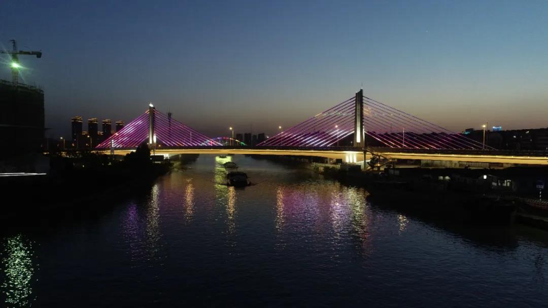 汽笛聲中白鷺飛，長(zhǎng)虹托起夜明珠——共賞東塘大橋夜景